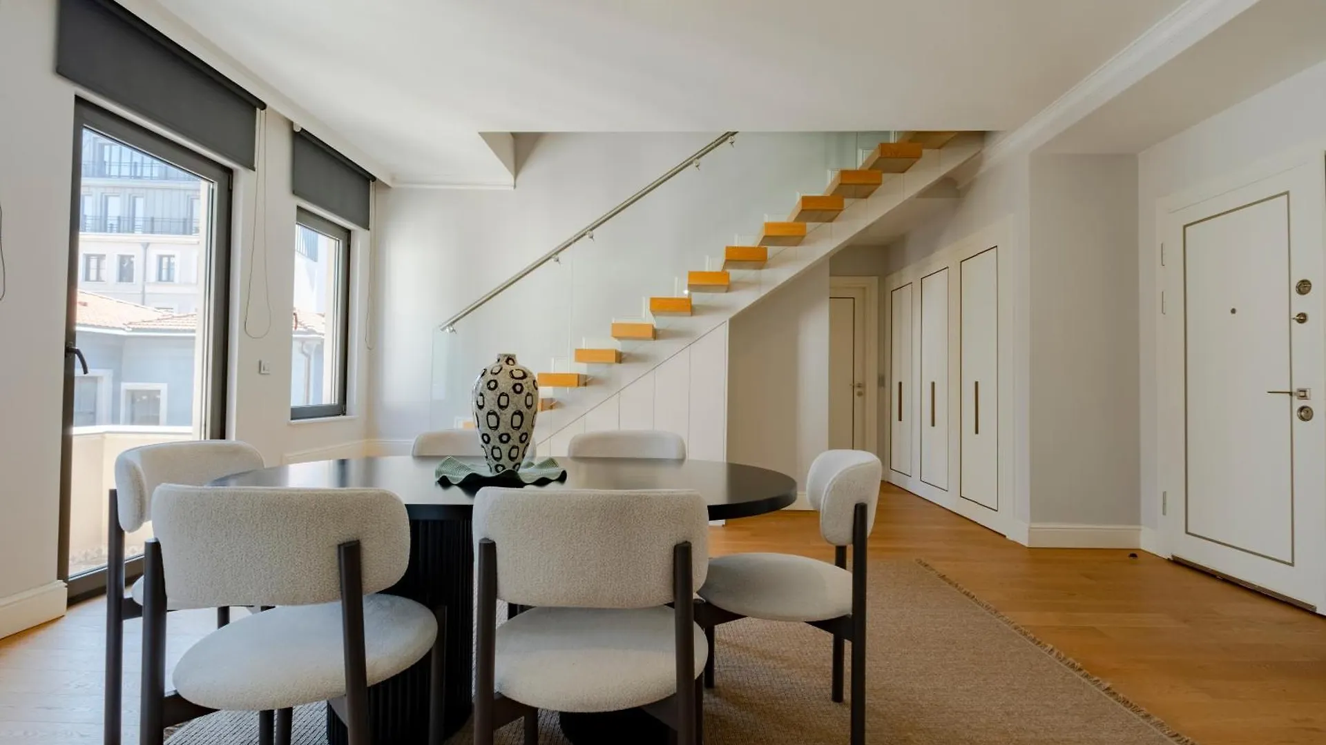 Spacious Duplex Apartment With 3 Bedrooms And 2 Bathrooms contacts